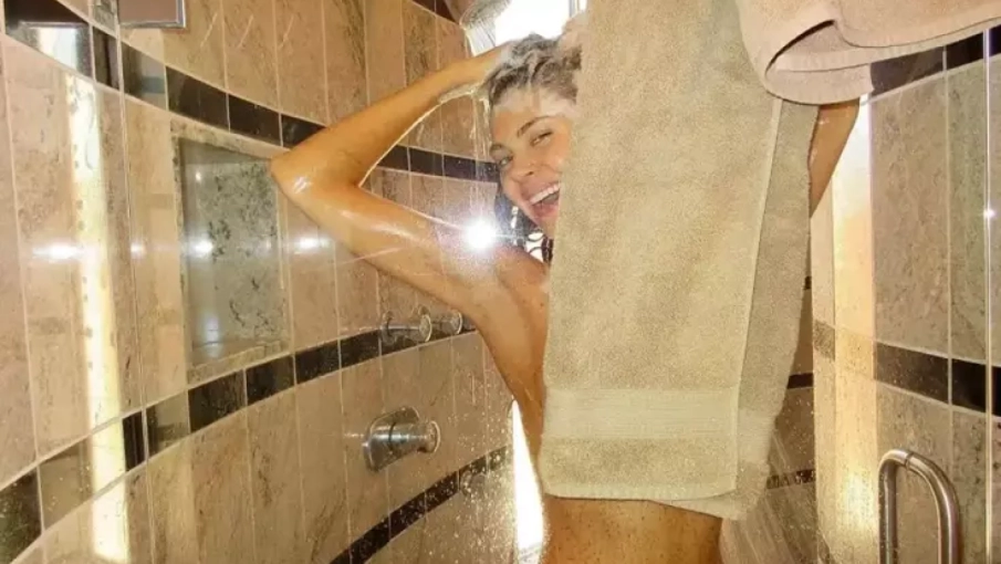 Ünlü oyuncu, duşta çektiği fotoğrafı paylaşarak sosyal medyayı salladı
